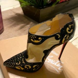 Beautiful and classy!!! perfect for the holidays shoes!!! Sure to turn heads